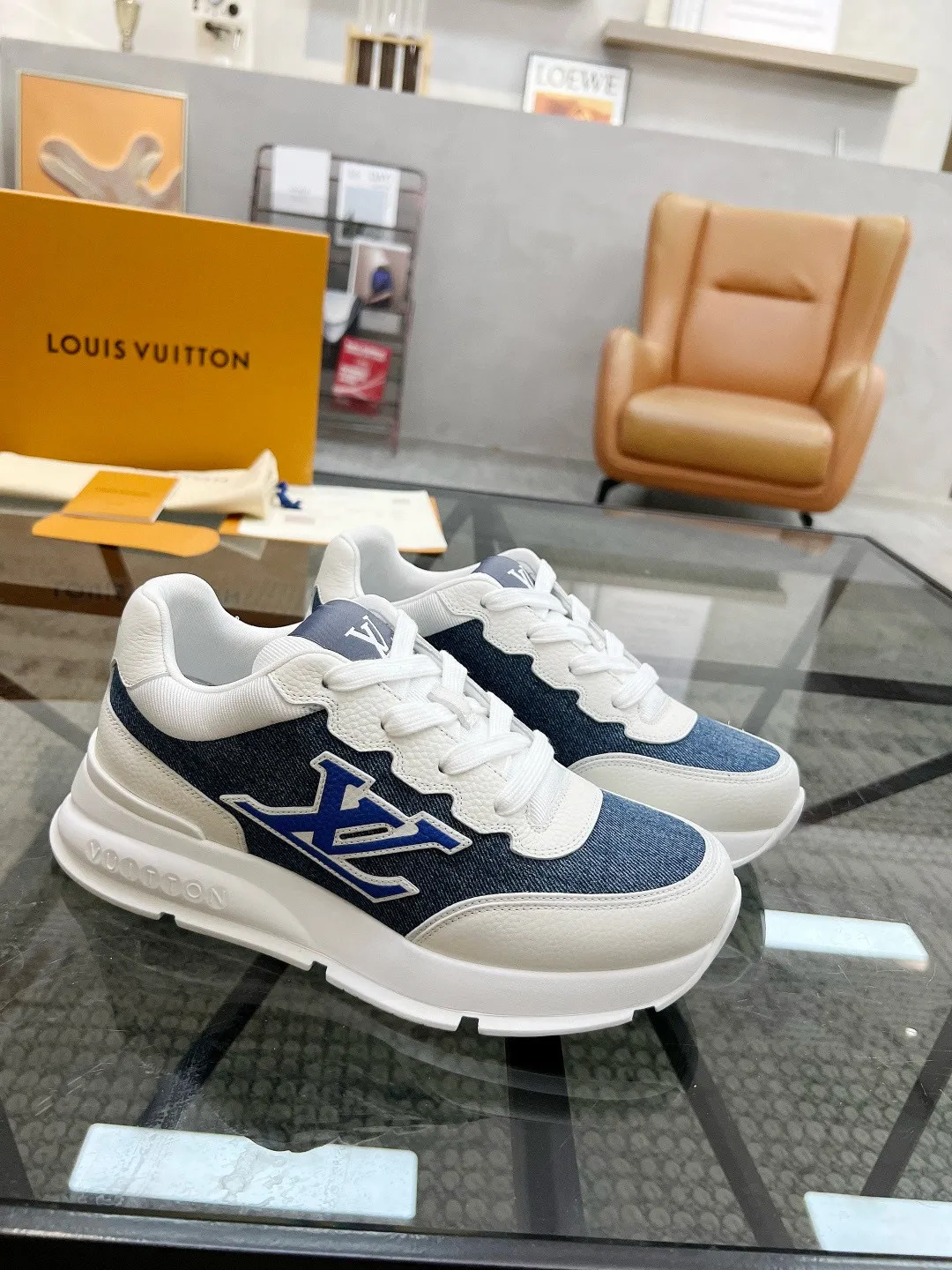 Factory price: 460💰LV🔍Top purchasing agent🇮🇹 Road 炸街男神爆款运动板鞋专柜同步，鞋面意大利进口牛皮搭配布面料，高品质拼接复杂工艺，进口透气网布内里垫，鞋底：原厂特供原版底，T男装男鞋💰U独家活动成型底超级舒适，原厂跟单货，🔍🔍高品质，可随意进出专柜，欢迎对比。 Code number 38-44, (45 customized)